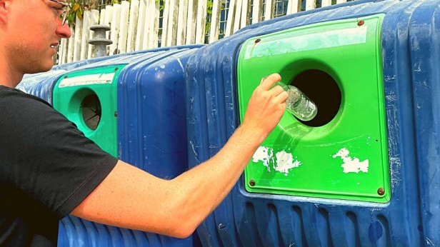 Je trie mes déchets. Avec les problématiques liées au traitement des déchets (pollution de l’air due à l’incinération ou l’enfouissement des ordures ménagères), il est important d’adopter le bon geste de recycler !