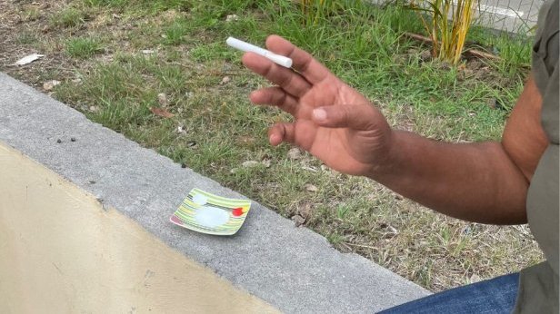 Je ne fume pas à l’intérieur, même fenêtre ouverte. Si je fume, je m’éloigne des bâtiments à l’extérieur. 