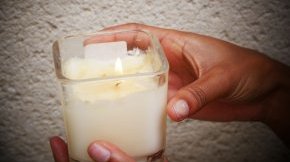 Je limite la fréquence d’utilisation des bougies. Générant divers polluants dans l’air, j’évite de les utiliser en présence de personnes sensibles.  J’aère au moins 10min après son utilisation. 