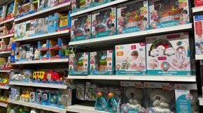 Je choisis d’offrir un objet d’éveil fait main ou de seconde main à un jeune enfant plutôt qu’une peluche qui est un nid à acariens et donc provoque des allergies.  