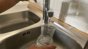 Pour réduire ma consommation de plastique, je bois l’eau du robinet. Je peux aussi utiliser un filtre à eau pour me rassurer. 