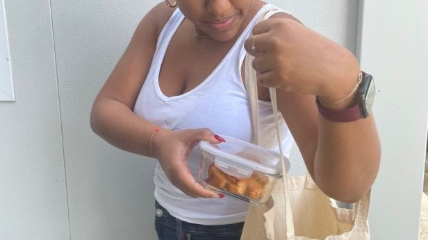 J’essaie de réduire au maximum les emballages en prenant mon propre sac. Lorsqu’ils ne sont pas recyclés, ces emballages sont incinérés ou enfouis. Ils peuvent donc avoir un impact important sur la qualité de l’air. 