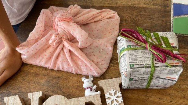 Pour les fêtes, je choisis des emballages cadeaux éco-responsables comme du tissu, du papier journal ou encore des feuilles de bananes. Cela permet d’éviter des tonnes de déchets. 