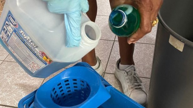 Je ne mélange jamais les produits ménagers entre eux car ils sont chimiques et peuvent créer des réactions dangereuses. 