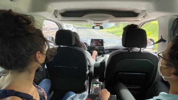 Je m’organise au mieux pour covoiturer avec amis, collègues, etc. Réduire le nombre de voiture sur la route, c’est réduire son impact sur la pollution de l’air.