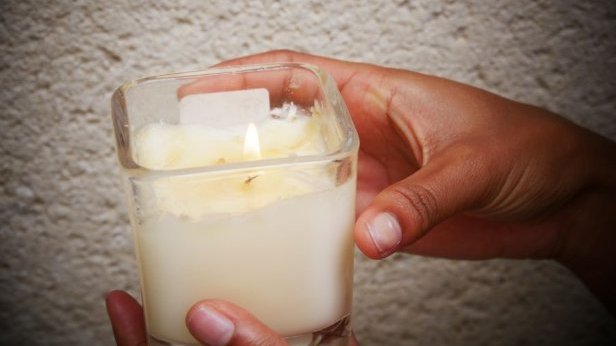 Je limite la fréquence d’utilisation des bougies. Générant divers polluants dans l’air, j’évite de les utiliser en présence de personnes sensibles.  J’aère au moins 10min après son utilisation. 